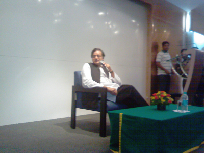 Shashi Tharoor taking questions from the audience in the Bangalore Tweetup...